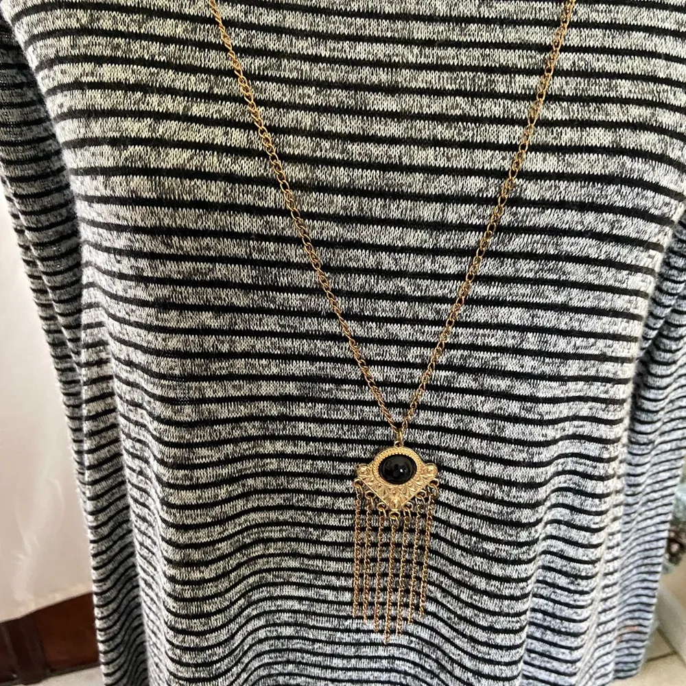 Pinc Grey & Black Tunic top size Medium with attached Necklace - Image 4