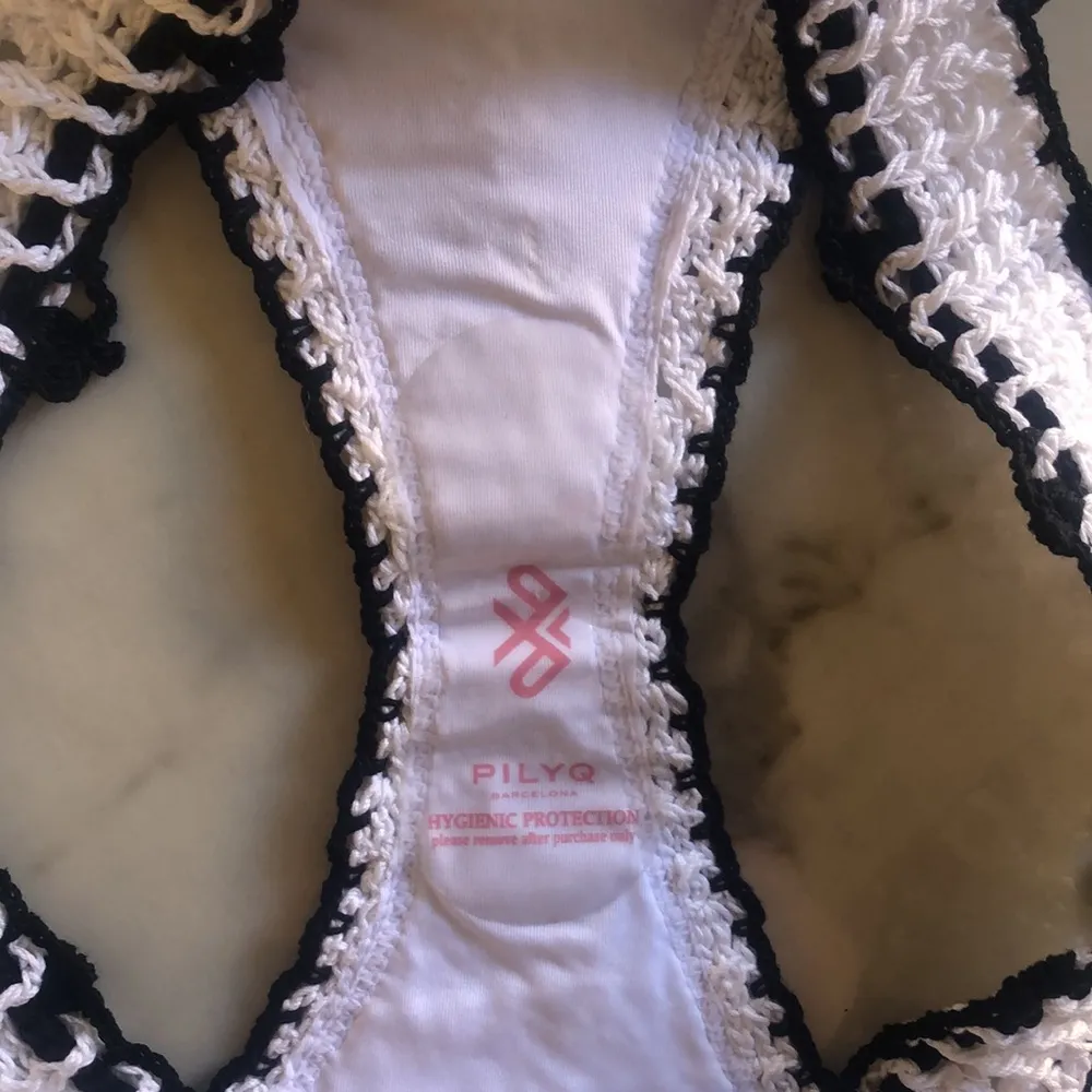 NWT PILYQ bikini bottoms Large white crochet teeny - Image 9