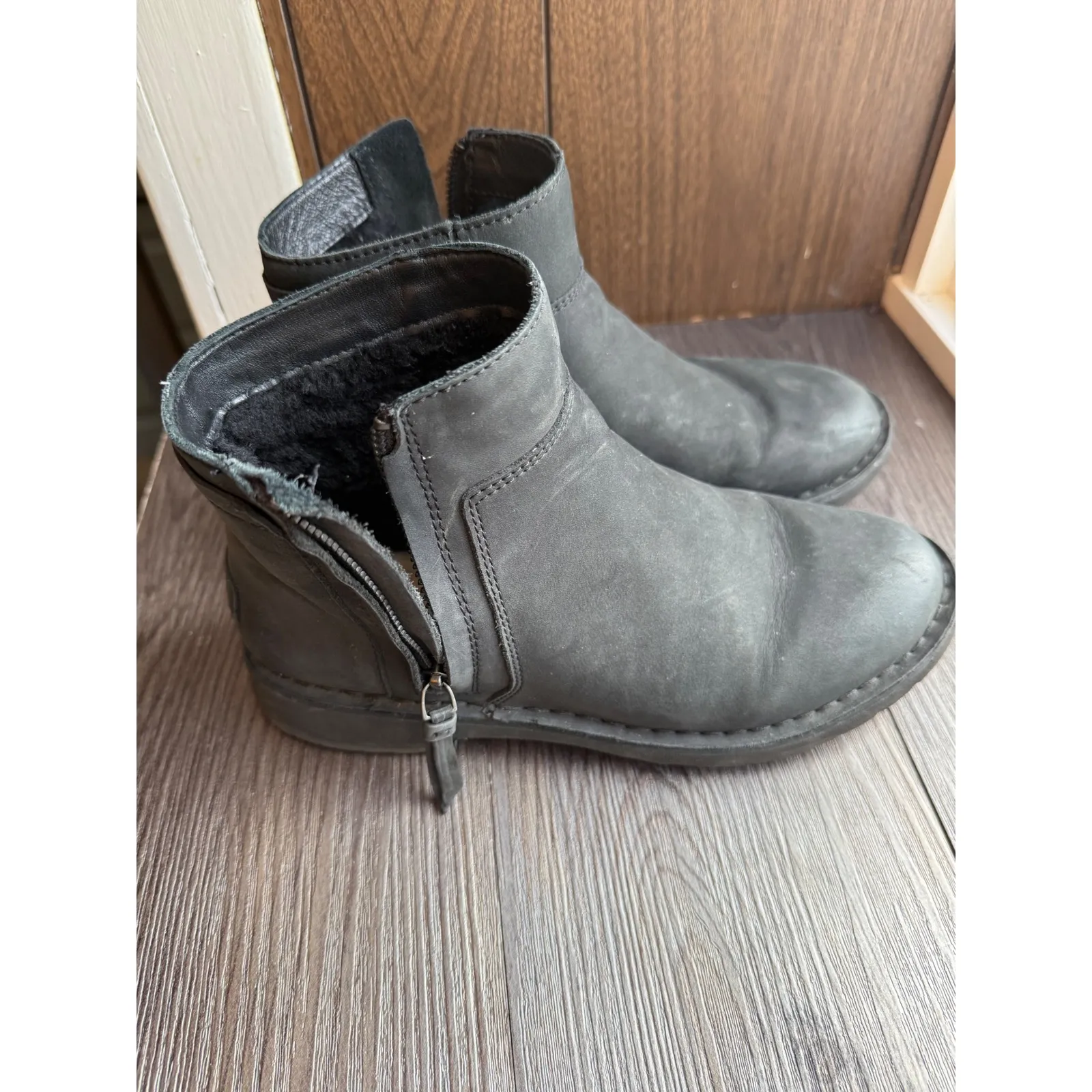 Black Ankle Boots with Zipper Closure,‎ Casual Everyday Style Ugg size 8 - Image 3