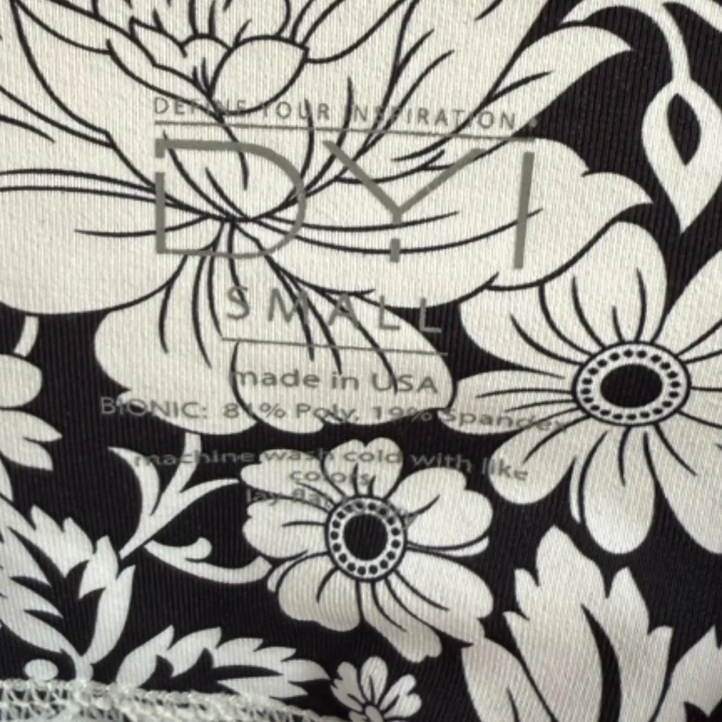 DEFINE YOUR INSPIRATION Black & White Floral Cropped Leggings - Image 3