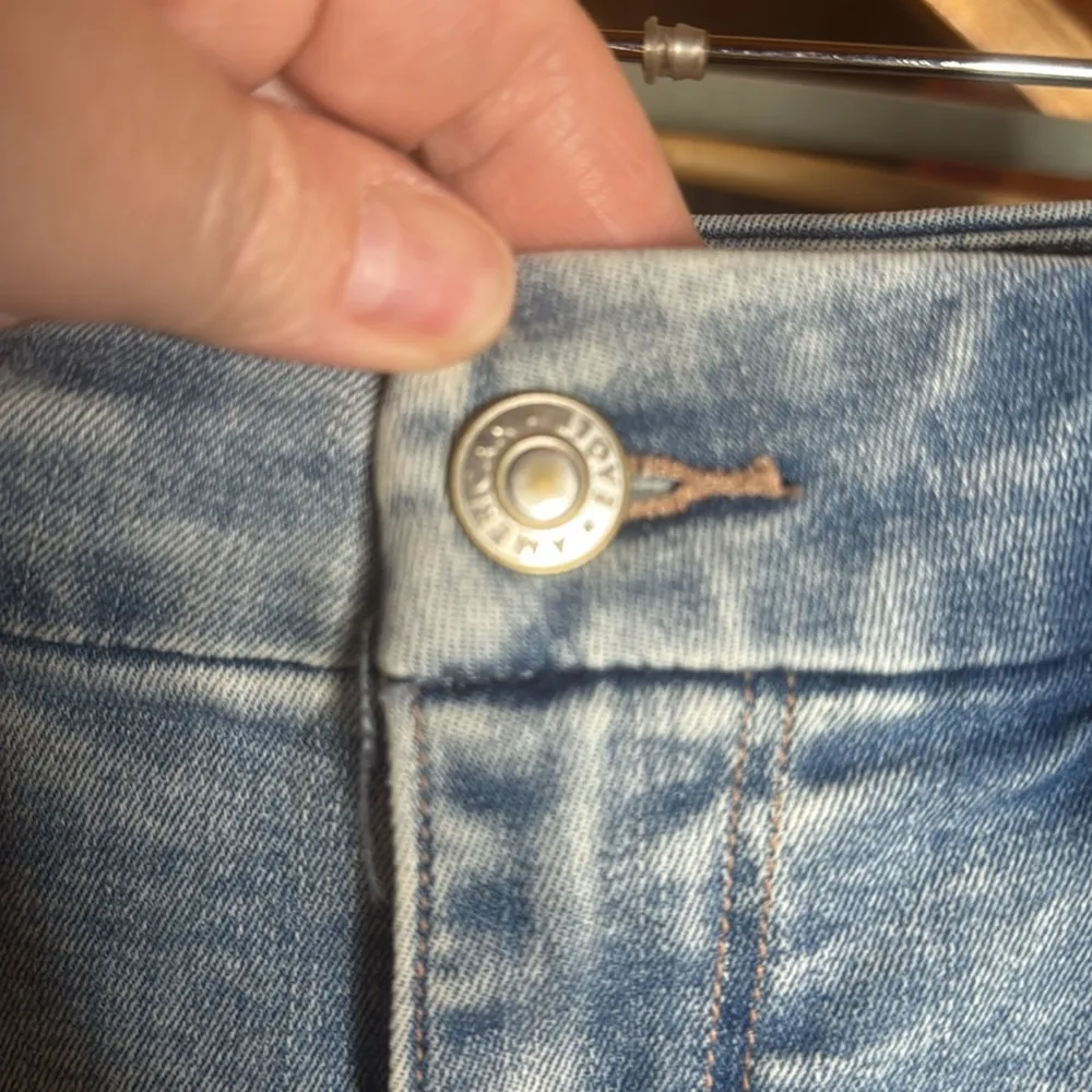 NWT American Eagle Outfitters Curvy Hi-Rise Shortie Stretch Jean Shorts Size 8 - Image 11