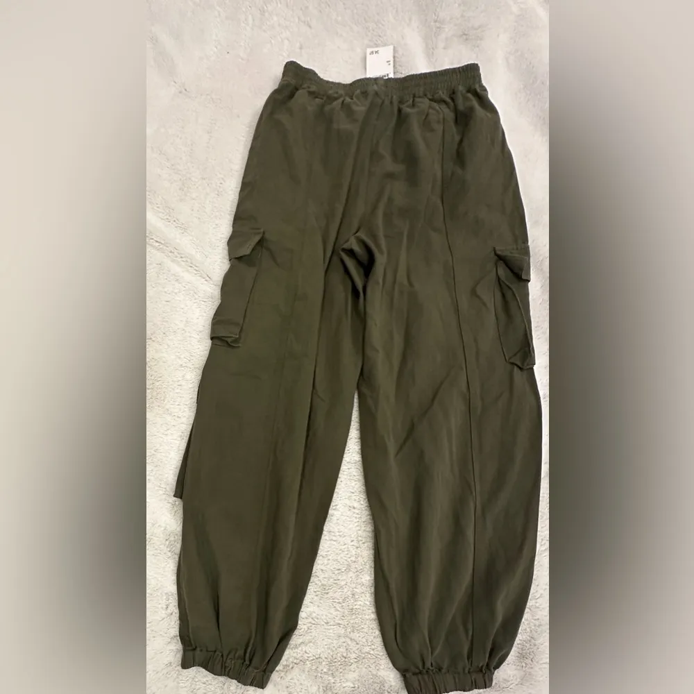 Know one cares (NWT) olive green cargo pants size medium - Image 3