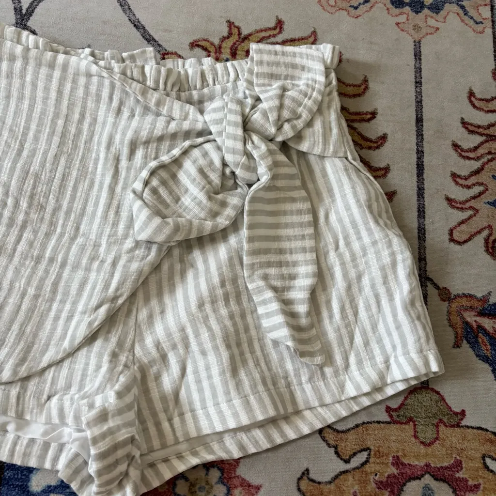 Pink Lily Women's Striped Wrap Style Gray/ Sage Striped Preppy Shorts Medium - Image 3