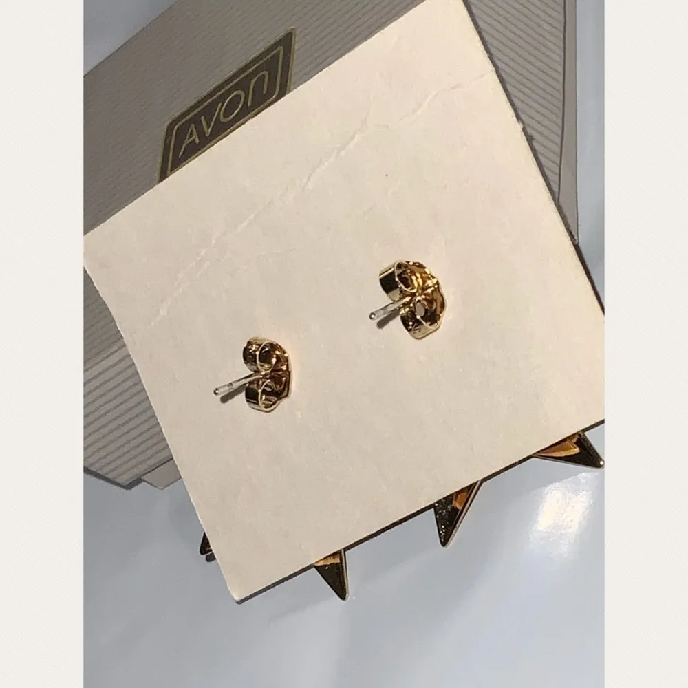Avon Gold Raised 5 Point 1” Post Pierced Earrings - Image 2