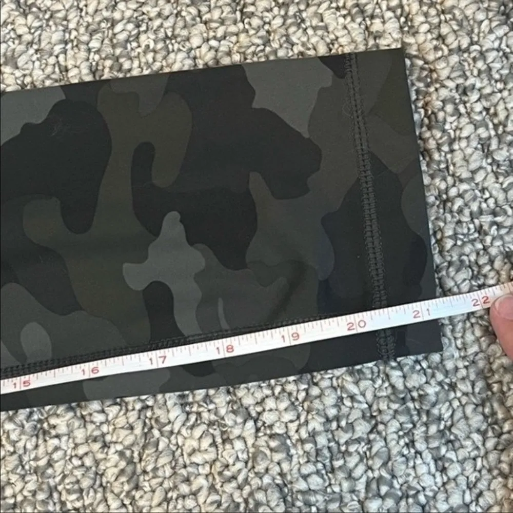 Lux Gray Camo Print Cropped Workout Leggings Size Small - Image 6