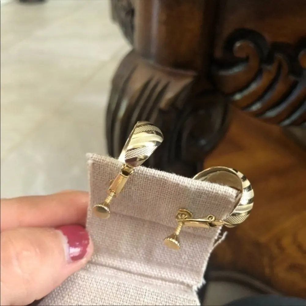 Vintage Swirls Print Clip On Earrings
Preowned good condition no flaws - Image 4