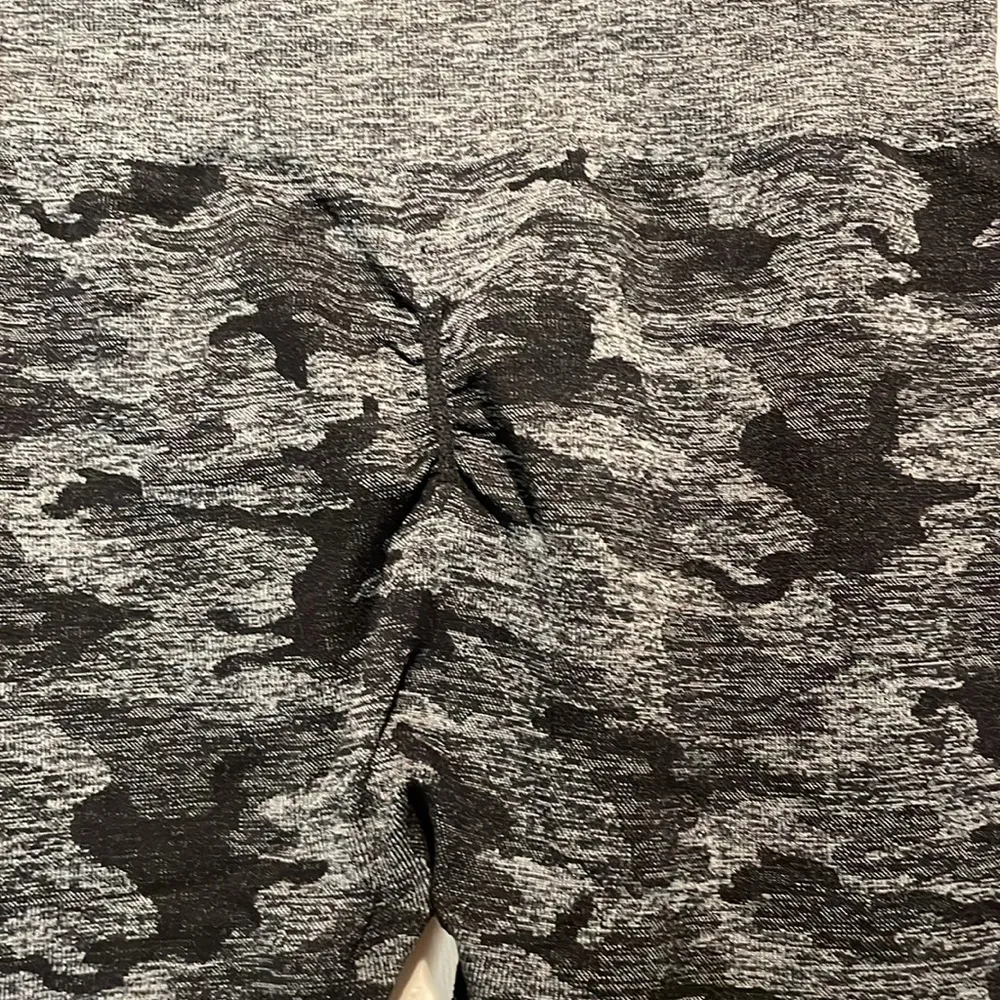 Gymshark- Adapt Camo Seamless Leggings Black Grey Bum Ruching- Size Medium - Image 8