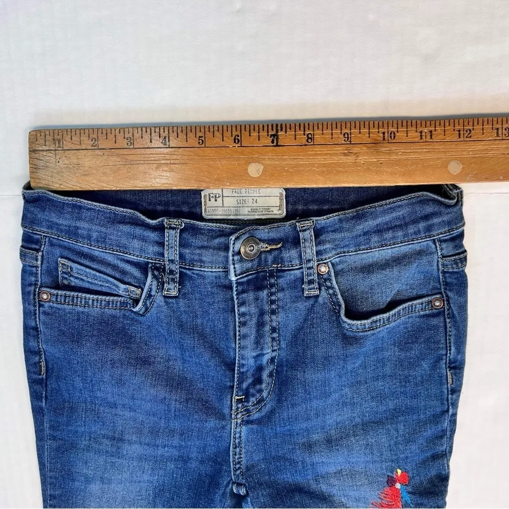 Free People Jeans Jr Size 24 Peacock Embroidered Blue Denim‎ Frayed Hem Skinny - Image 4