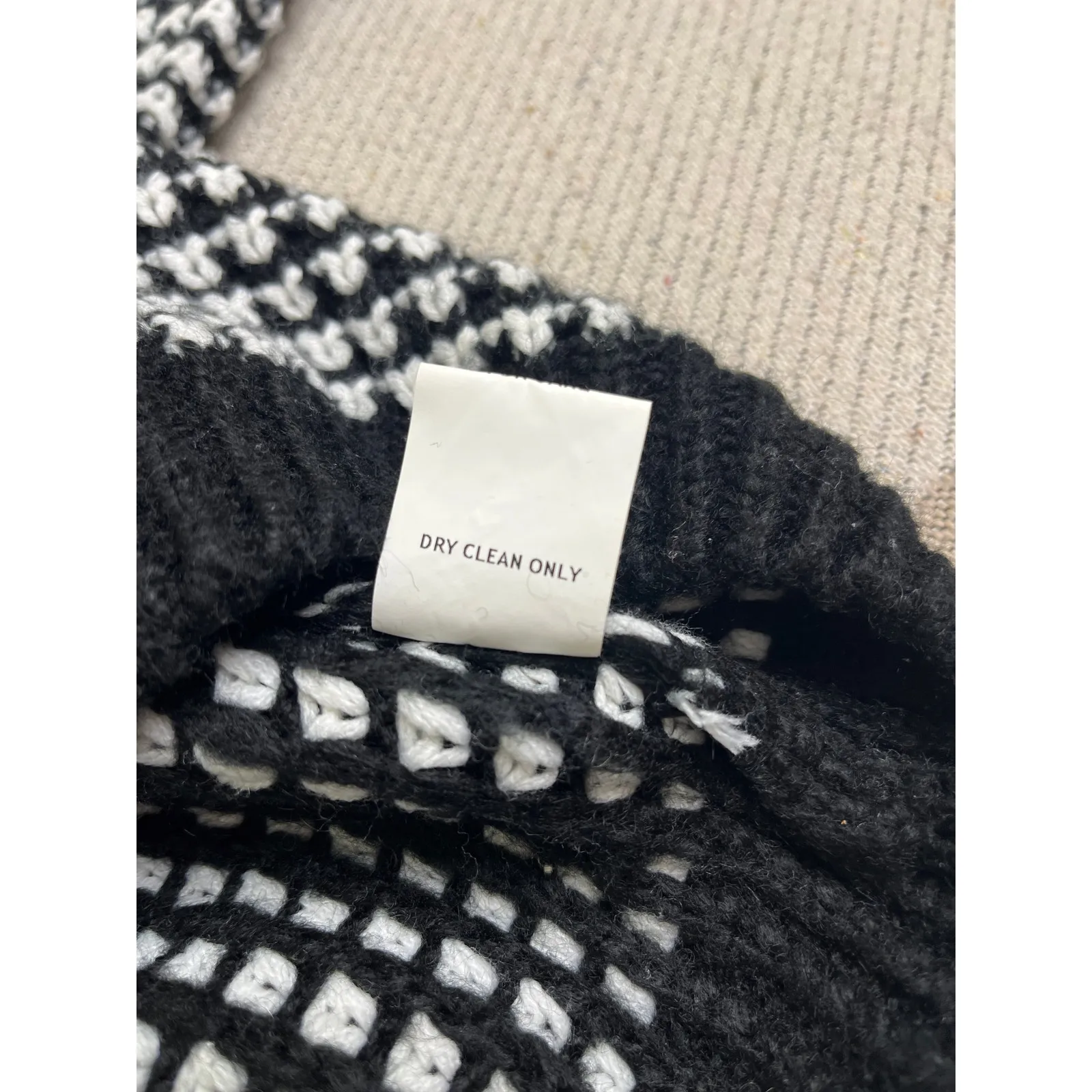 Cloud Ten Black White Cropped Chunky Knit Sweater, Size large - Image 9