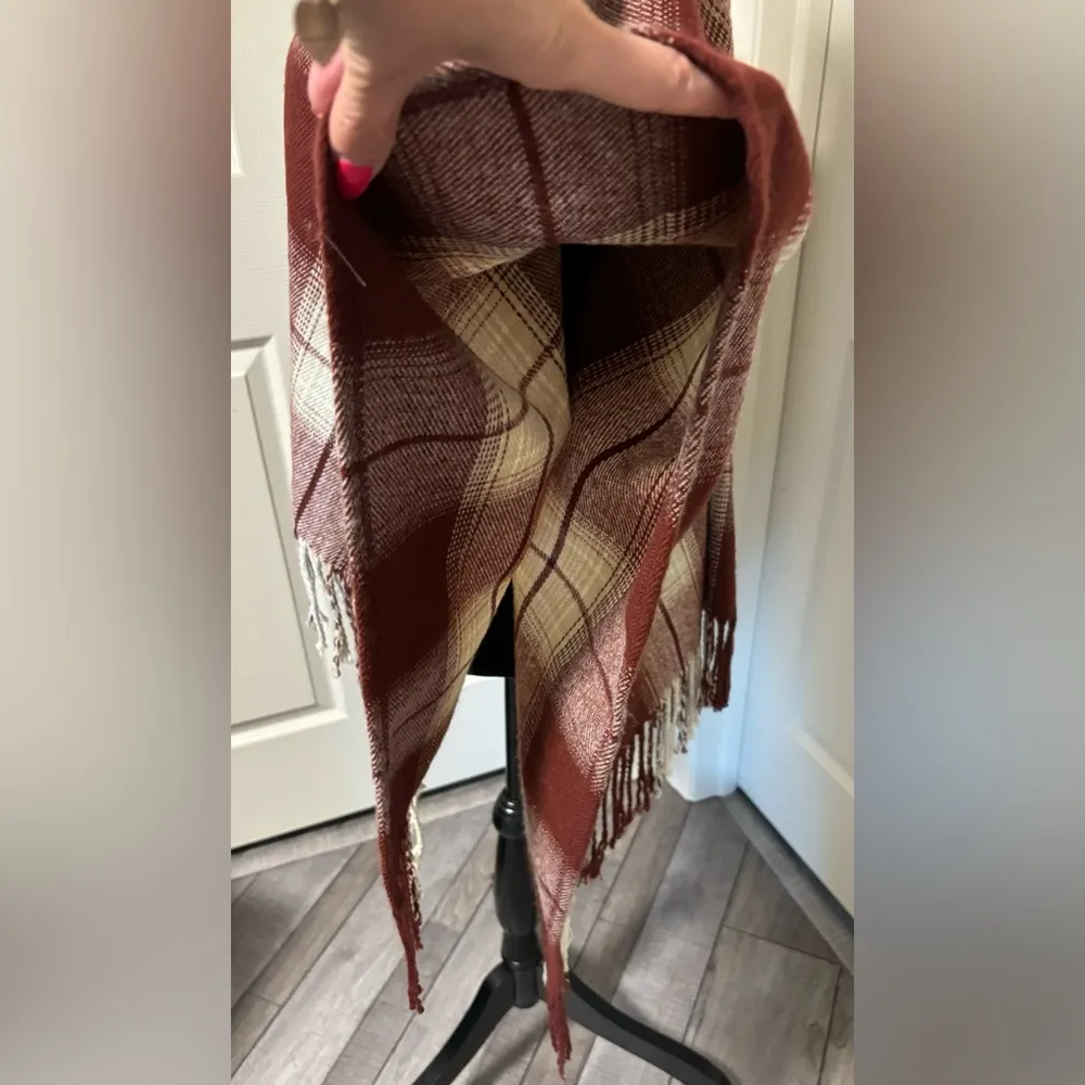 Hollister Plaid Blanket Shawl/Poncho/Wrap with Fringe - Image 5