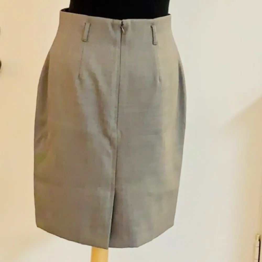 Anne Klein fully lined gray pencil skirt. - Image 3