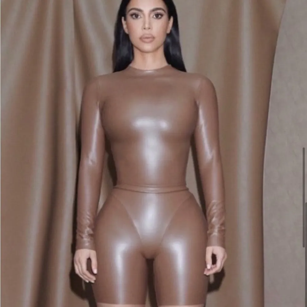 Skims faux leather biker short cocoa color size S NWT - Image 2