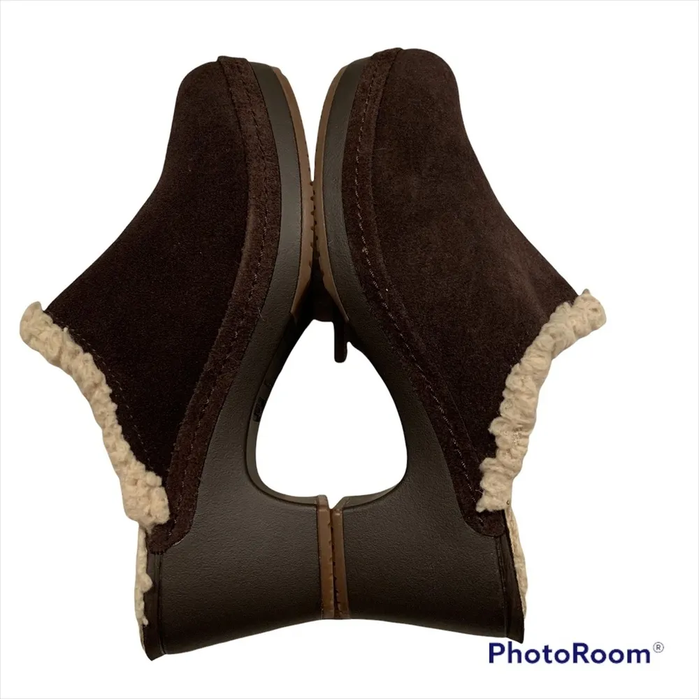 Crocs Cobbler Brown Suede Leather Clogs Mules Faux Sherpa - Image 7