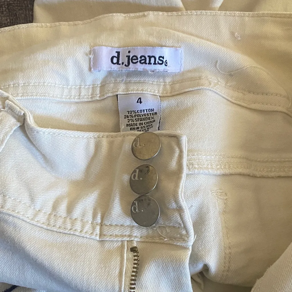D. Jeans High Waisted Women's Off-White Denim Capris Pants Size 4 - Image 6