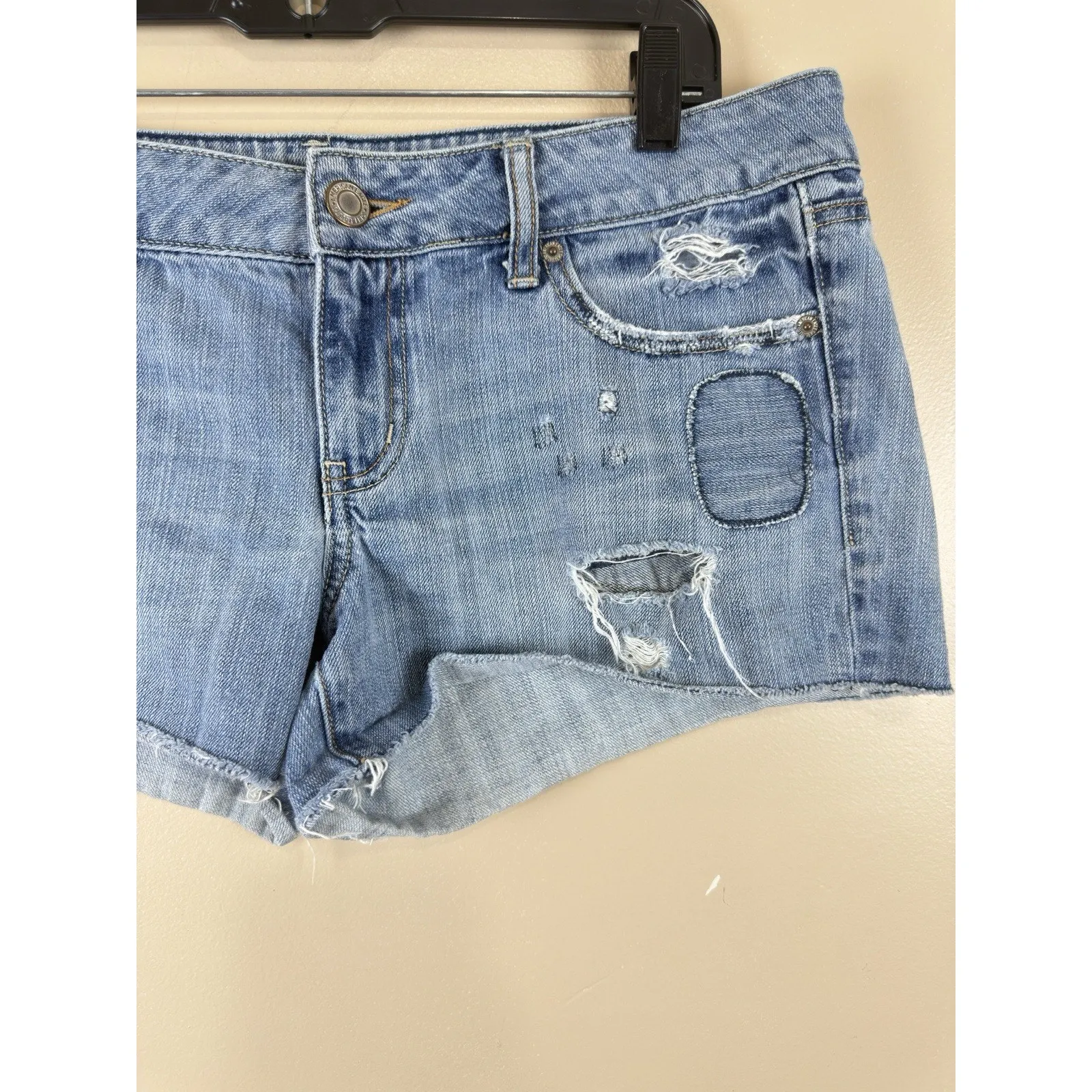 American Eagle Women’s Denim Shortie Size 12 Light Wash Frayed Hem - Image 4