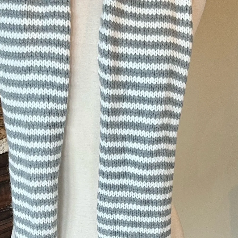 Old Navy  Gray and White Crochet Striped Scarf - Image 3
