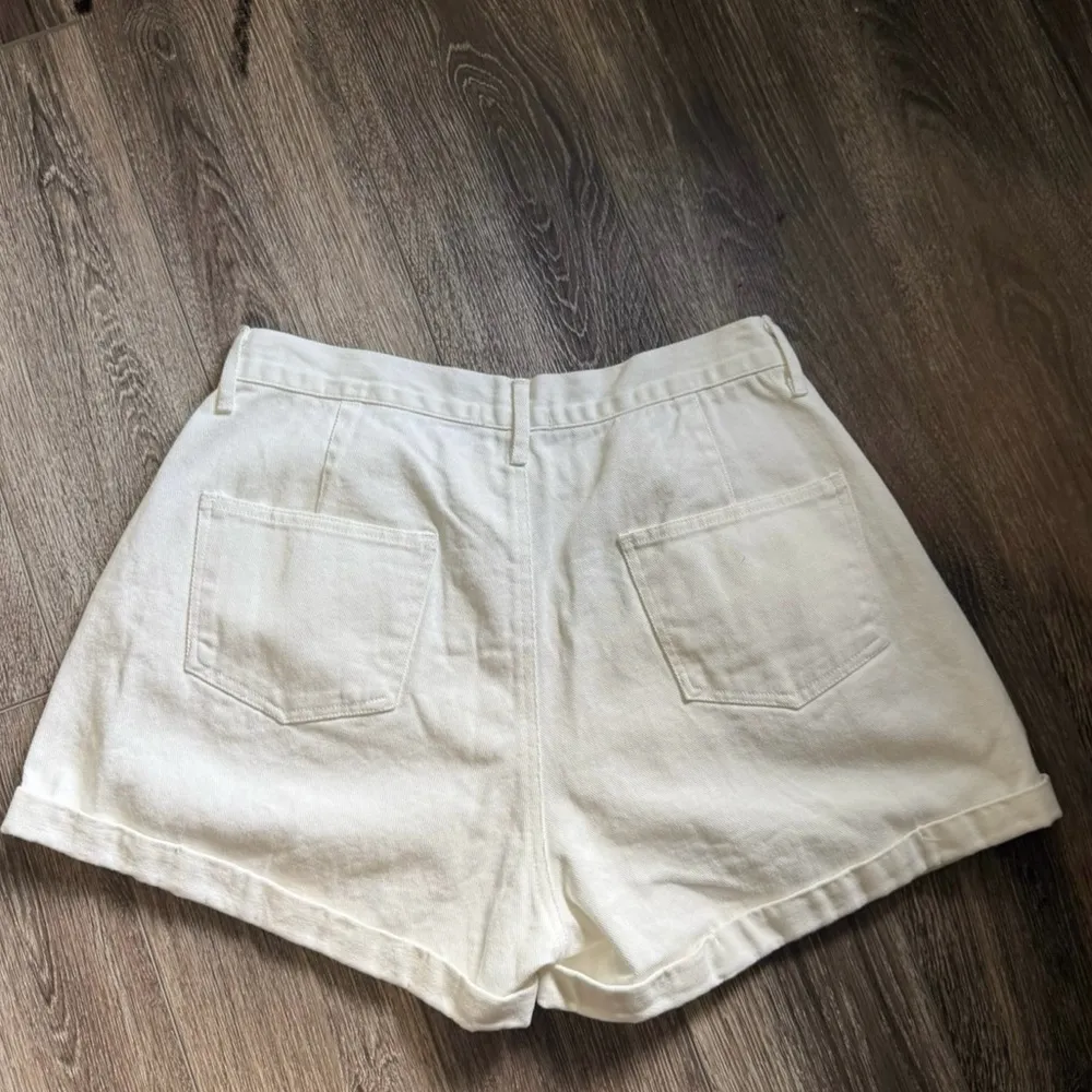 High Waist Denim Shorts with Tailored Pleats White Size M - Image 2