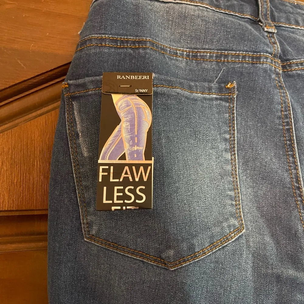 NWT  embroidered fringed cropped skinny jeans - Image 4