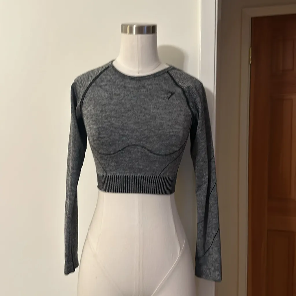 HYPER AMPLIFY LONG SLEEVE CROP TOP in Black Marl/Black - Image 7