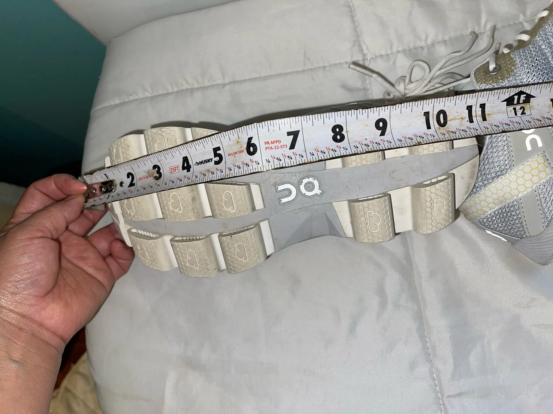 On Cloud Running Shoes Women’s 8 - Image 13