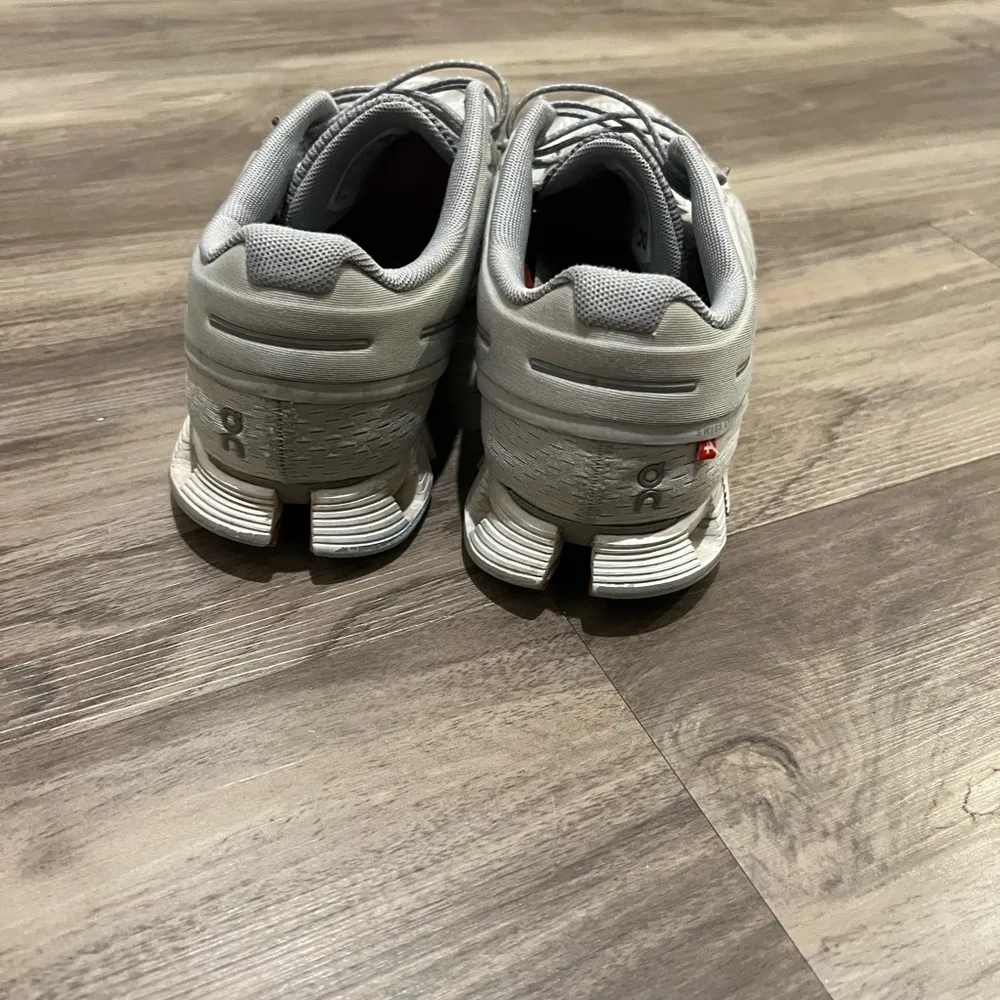 ON Running Gray Athletic Shoes Size 8.5 - Image 5