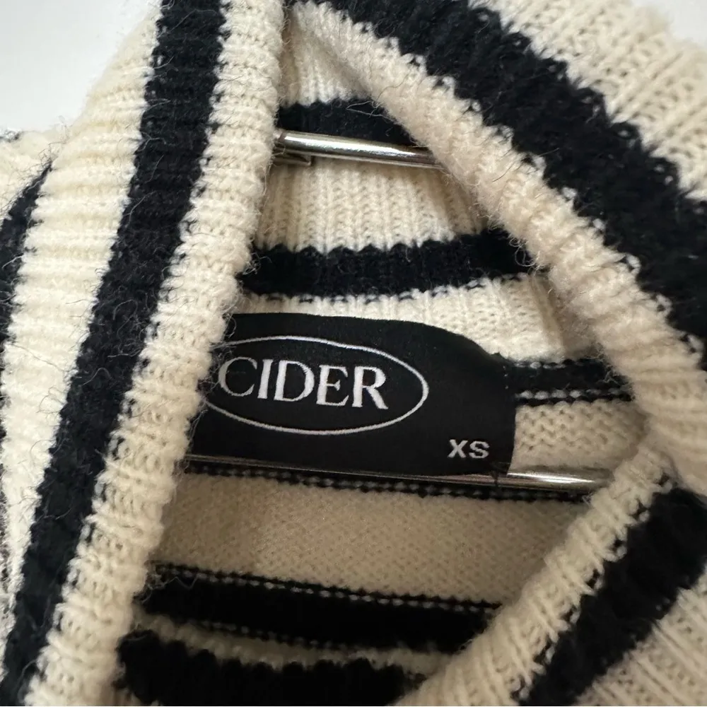 Cider High Neck Striped Cropped Sweater XS - Image 5