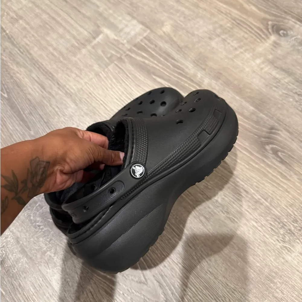Crocs women classic platform lined clogs - Image 9