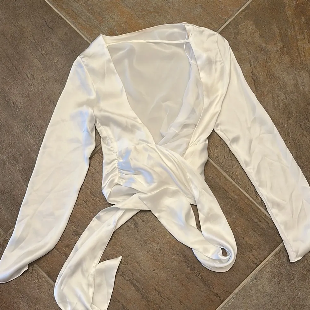 Zara satin effect open back top XS white - Image 2