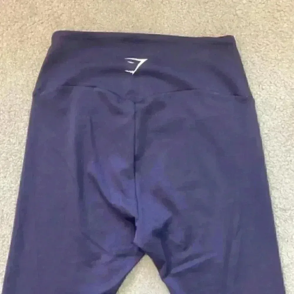 Gymshark dark purple leggings in size medium - Image 4