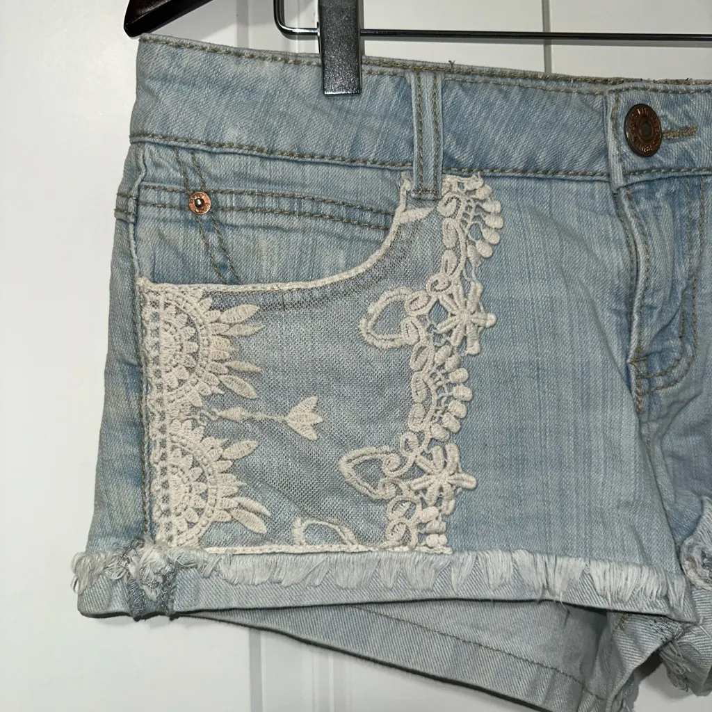 Rewind Floral Lace Summer Jean Shorts Size 9 - Image 2
