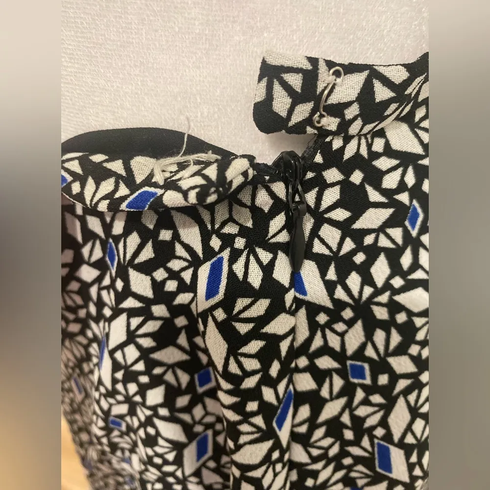 Jones Wear Petite Black, White, & Blue Geometric Printed Mid-Length Skirt - 4P - Image 15