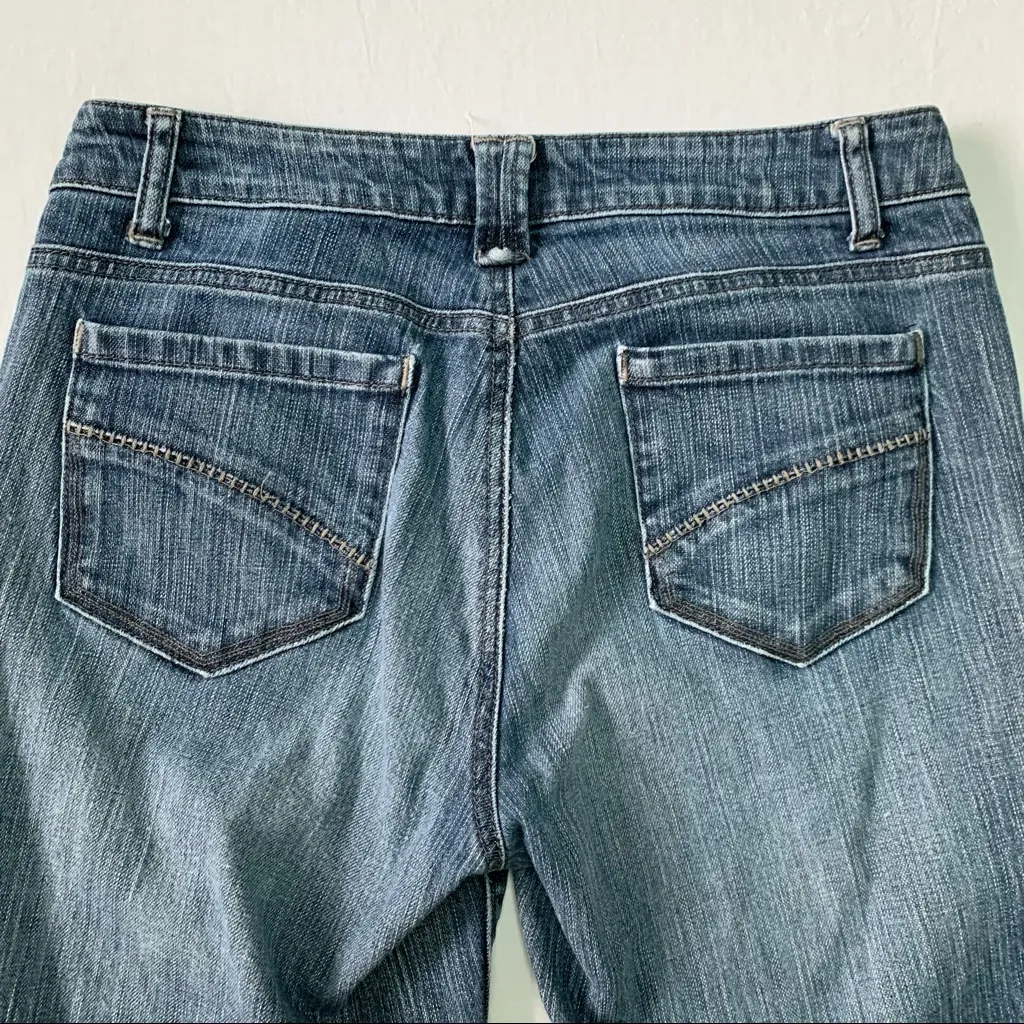 DKNY cropped 5 pocket medium wash denim jeans with embroidered pockets Size 8 - Image 5