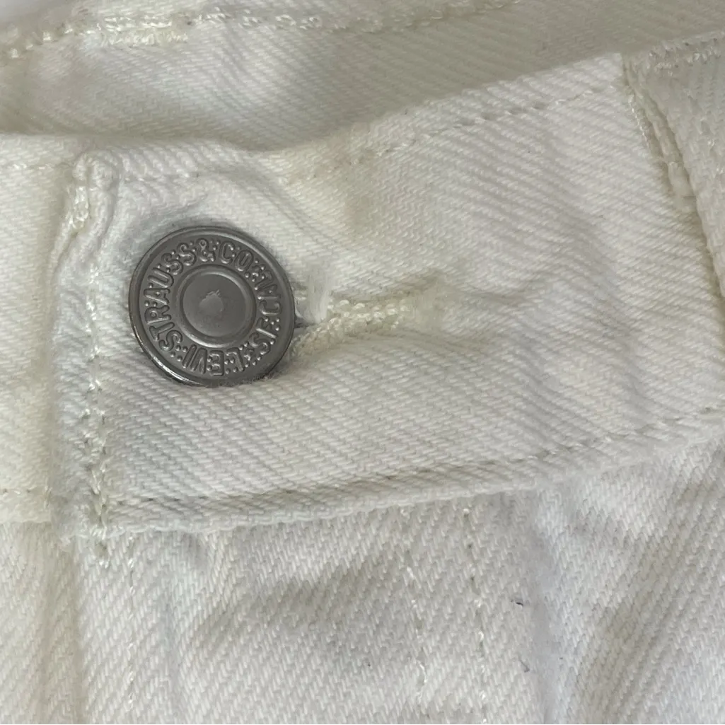 Levi's Women’s High Rise White Jean Shorts with Floral Embroidery 501‎ Size 32 - Image 11