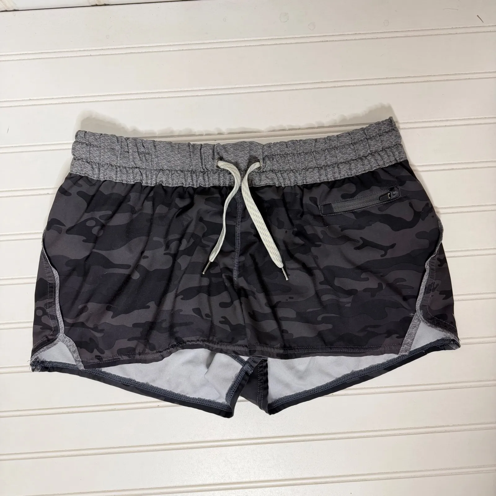 Vuori Camo Shorts Sz Small Drawstrng - Image 2
