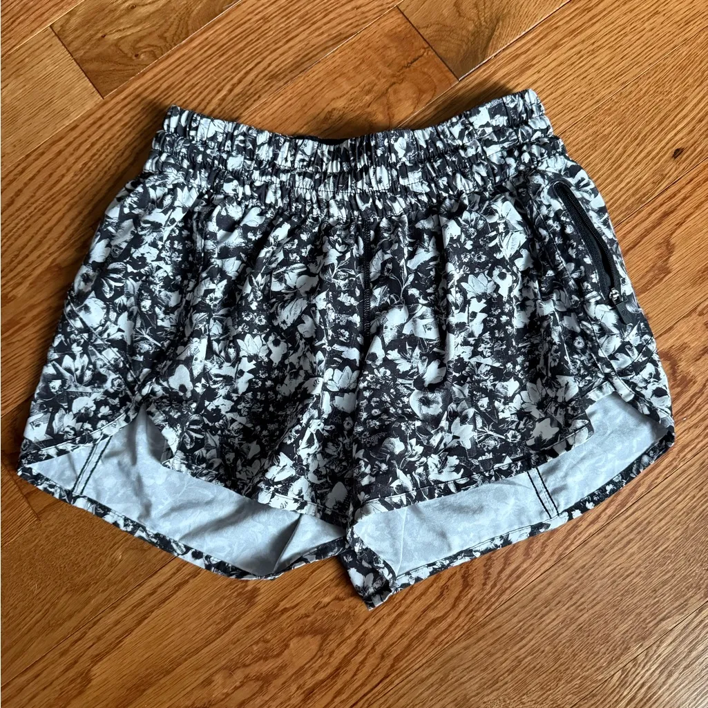 lululemon athletica Women's Tracker Short V - Black and White - Image 3