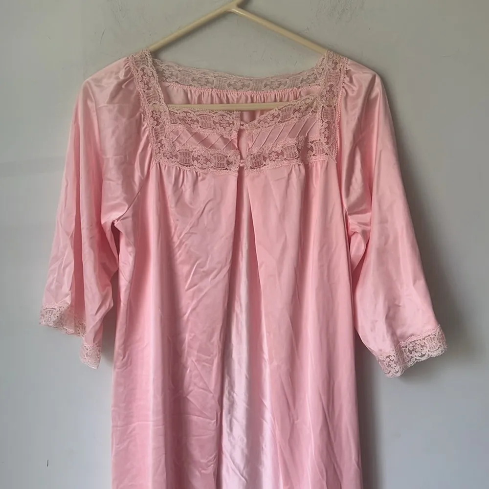 Elegant vintage Retro Pink Nightgown ♠️ - Image 2