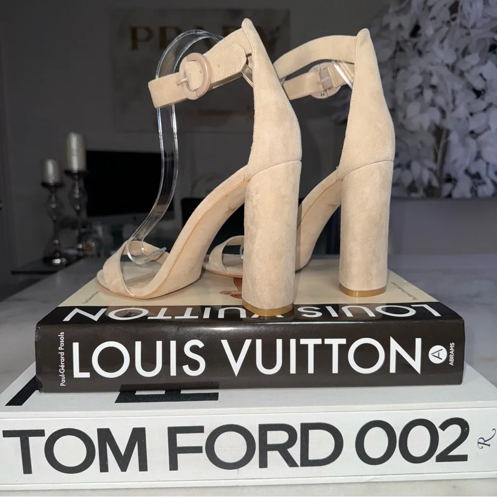 New Kendall + Kylie Giselle Nude Suede Ankle Strap Block Heel Sandals Womens 10 Tan - Image 3