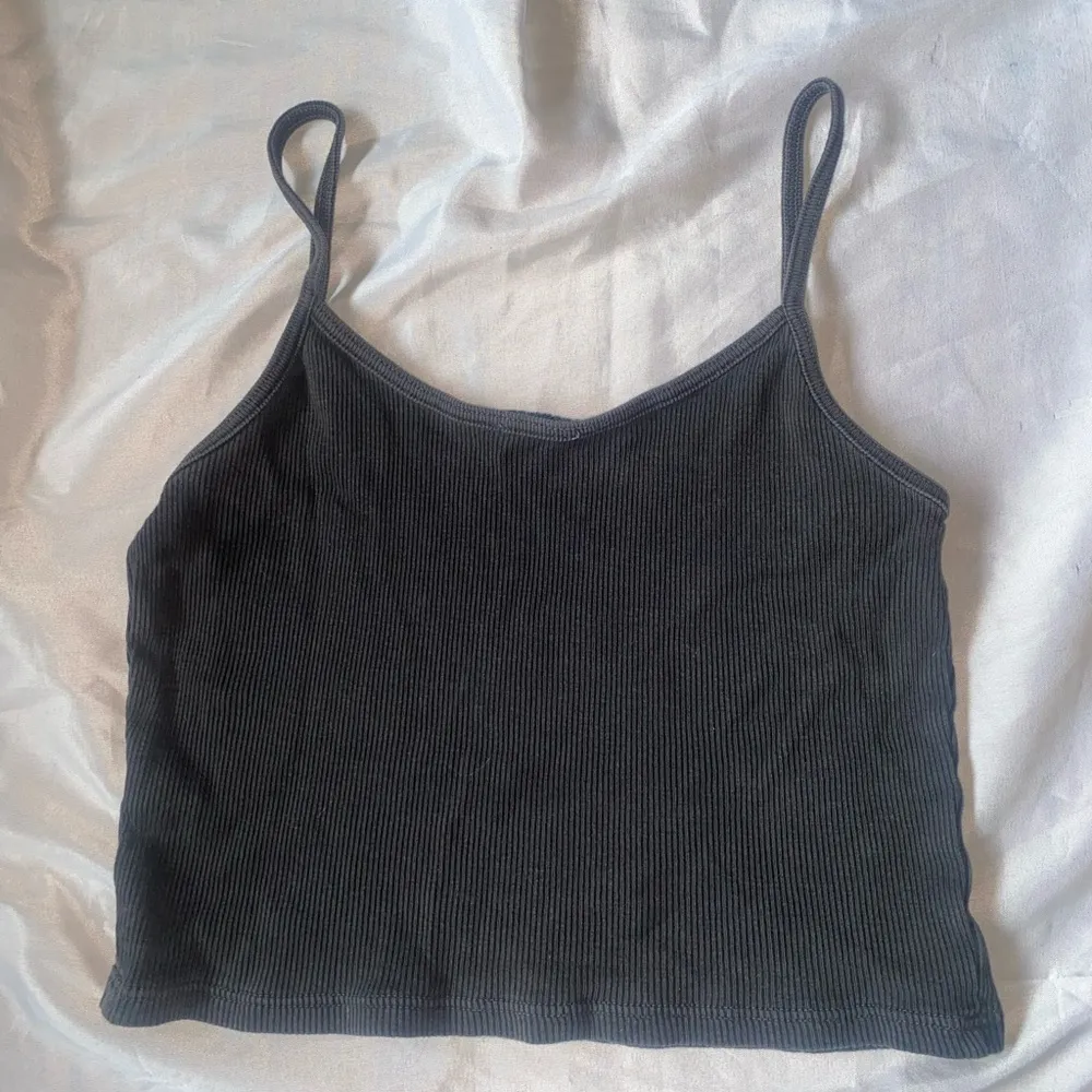 basic brandy melville ribbed gray cropped tank top - Image 2
