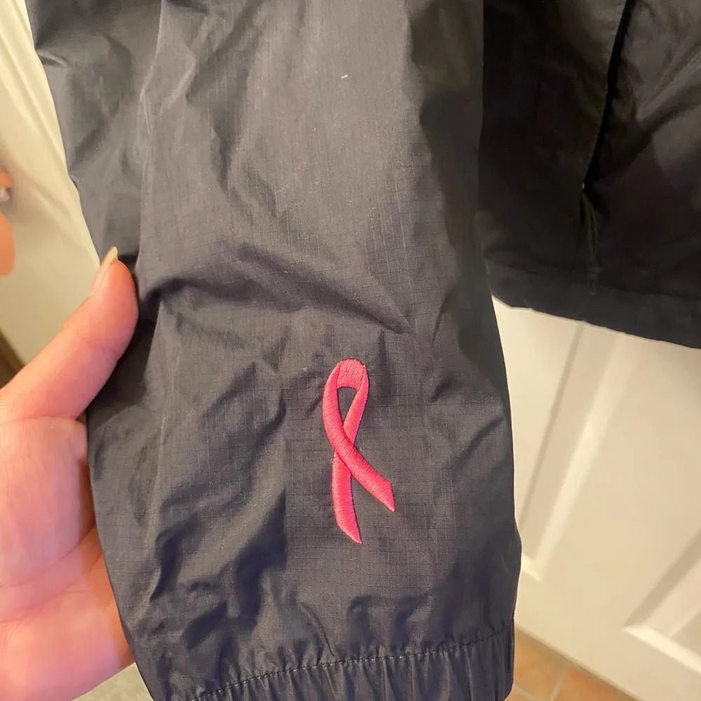 The North Face women’s rain jacket Pink and Black - Image 6