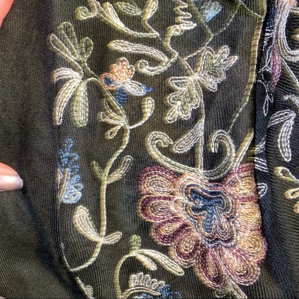 black embroidered floral shawl (wrp2018-blk) new one size - Image 4