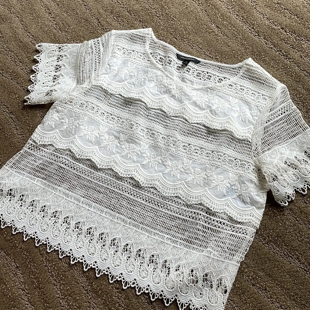 Banana Republic beautiful lace crochet top - Image 8