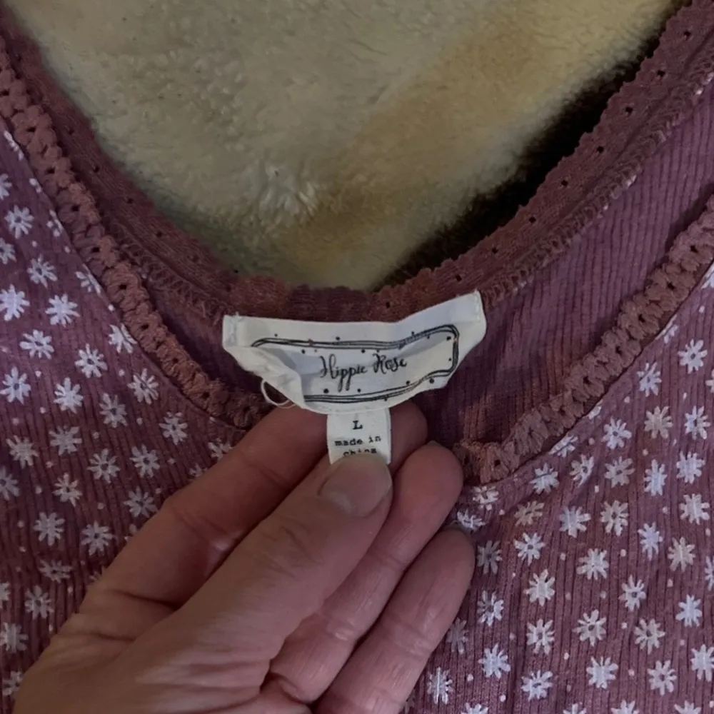 Hippie Rose LG auburn with white daisy floral tank - Image 2