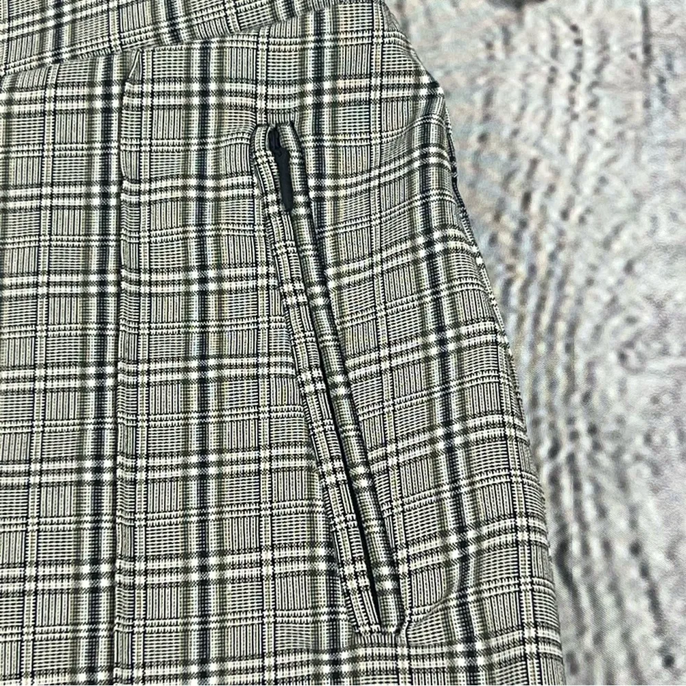 Women's DKNY  Black/Gray/Cream Plaid Stretch Dress Pants Size 6 (B4) - Image 6