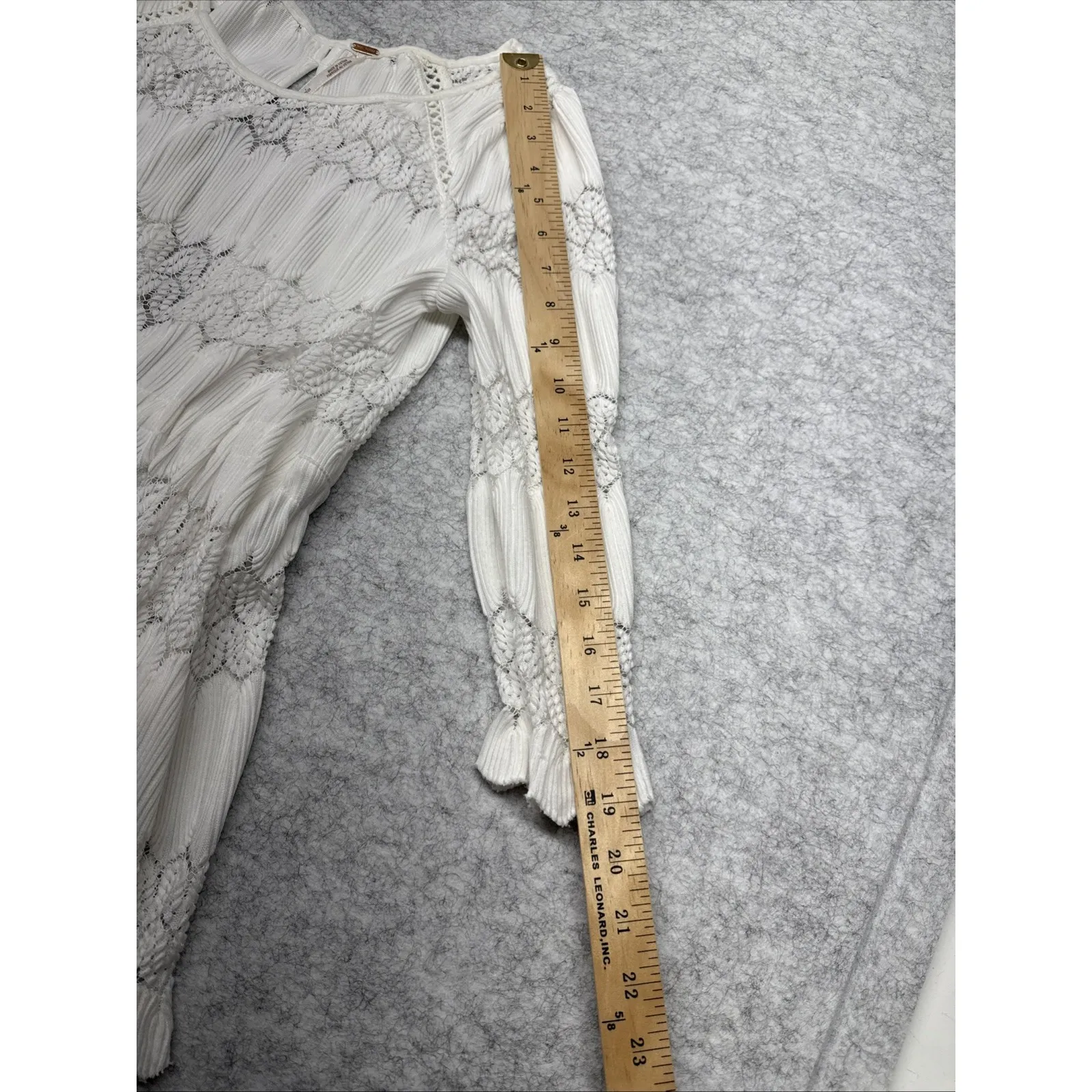 Free People Woman's‎ Top Shirt Size Small Beige Krochet See Thru Key Hole Back - Image 4