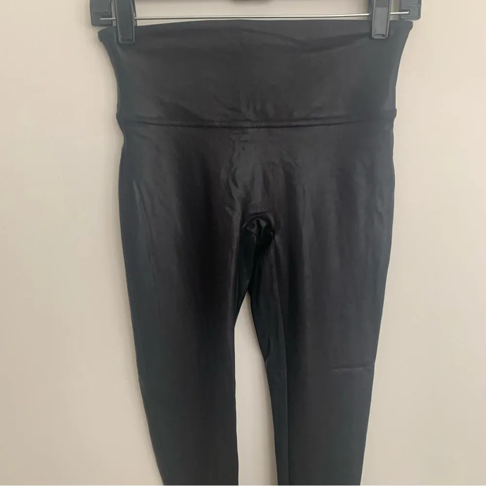 Spanx by Sara Blakely Petite Black Faux Leather Pull On Mid Rise Leggings Sz MP - Image 3