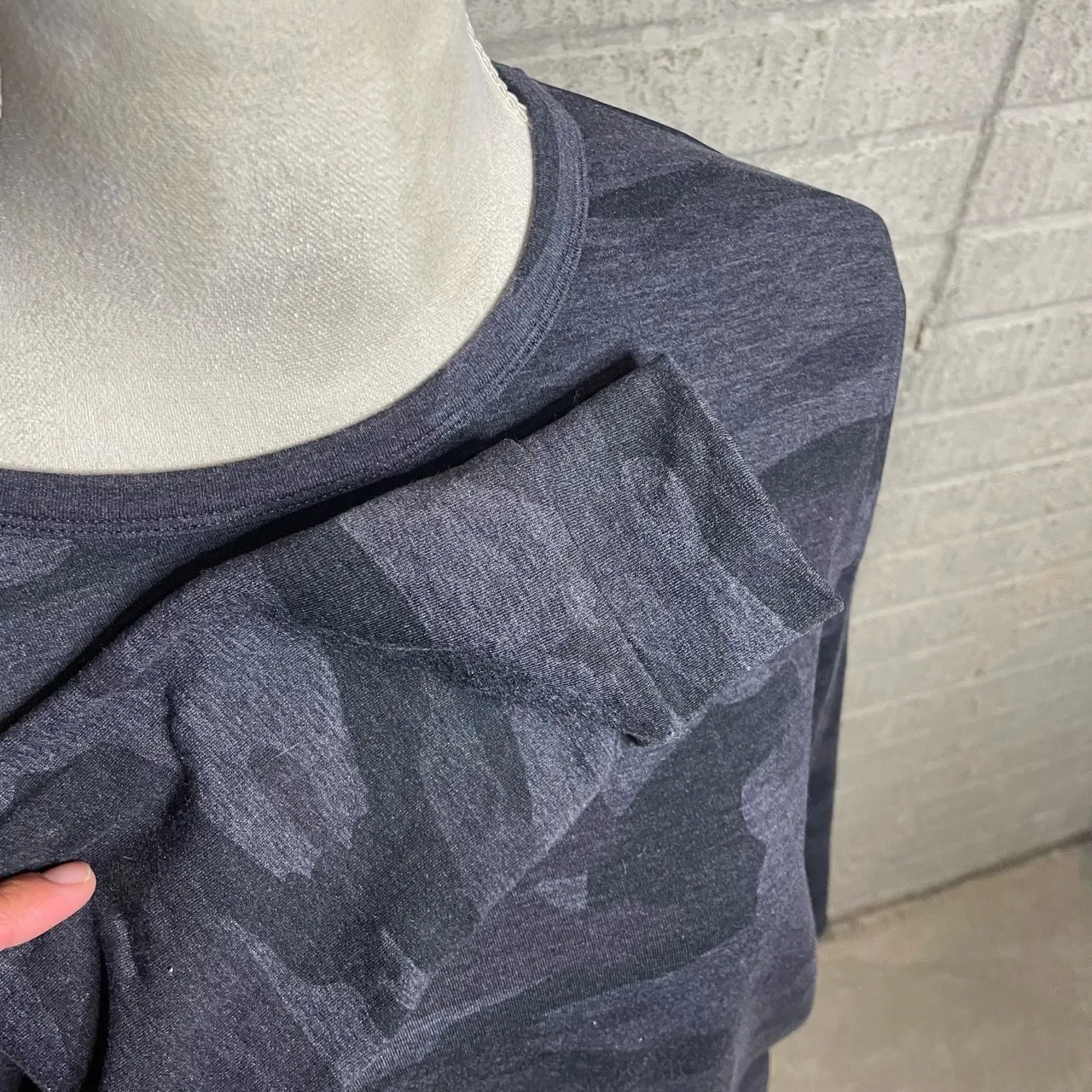 Tuff Athletics Black Gray Camo Long Sleeve Crewneck Sweatshirt Size Small - Image 2