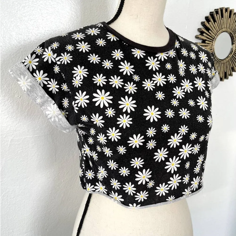 Wet Seal Daisy Floral Crop Top Women Size XS Black White Short Sleeve Crew Neck - Image 3