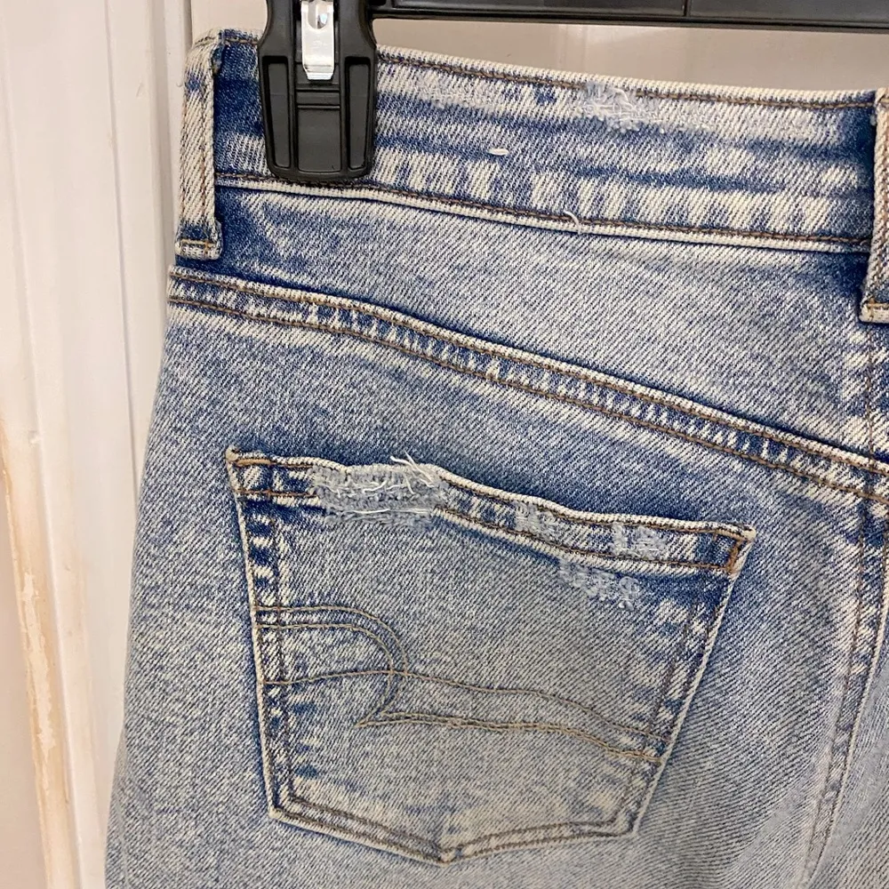 American Eagle Distressed Acid Wash Mom Jeans on 4 LONG - Image 9