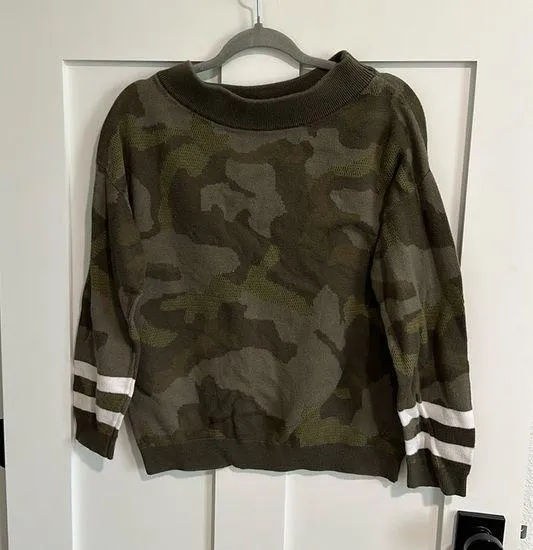 Hem & Thread Women's M Varsity Stripe Camo Sweatshirt Green Crewneck Pullover - Image 1