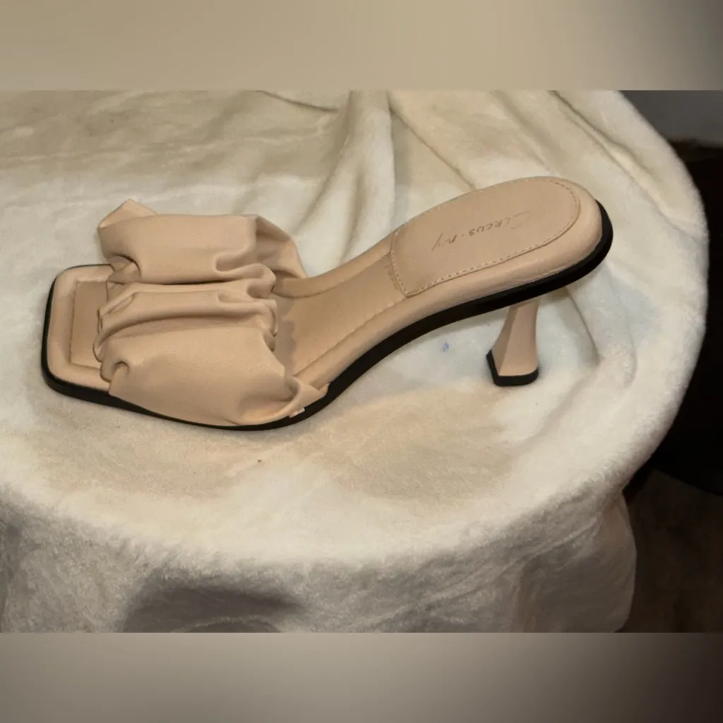 Circus by Sam Edelman Slade Ruffle Slide with a 3 inch heel new size 8.5 - Image 2